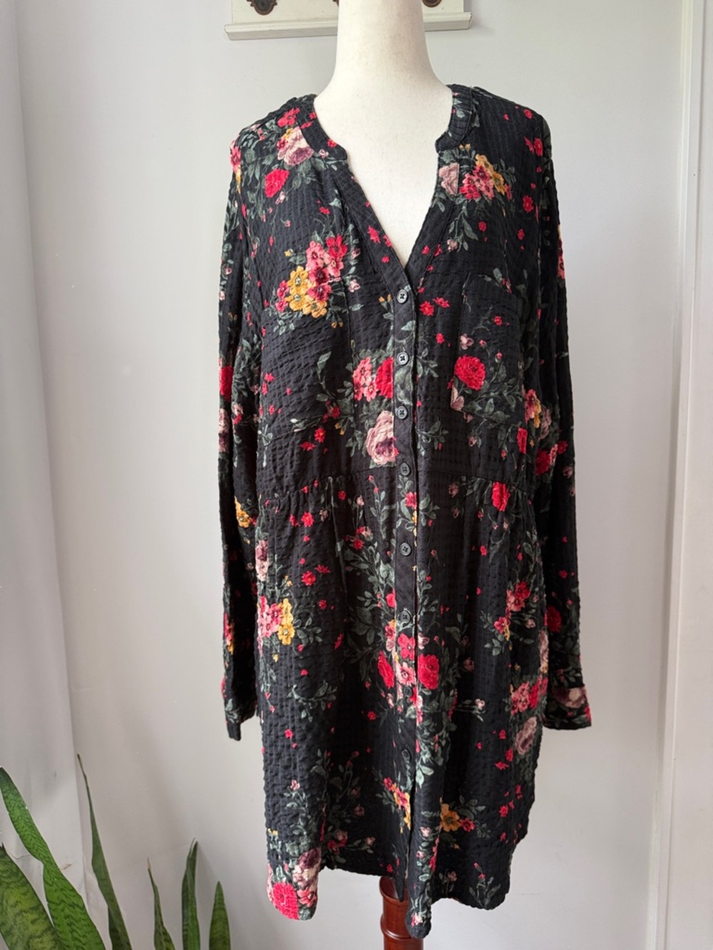 torrid Black Floral Top Bloom Textured Tunic Flowly Button Front V neck Blouse